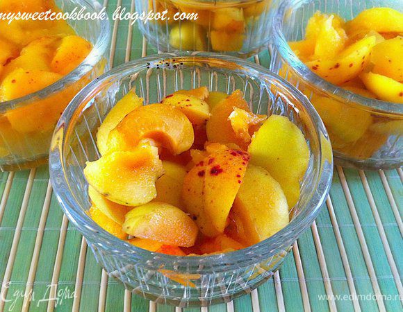 Абрикосы вымыть, нарезать кусочками. Уложить в термостойкие формочки (можно одну- например для тарта). У меня были маленькие стеклянные, d=9 см