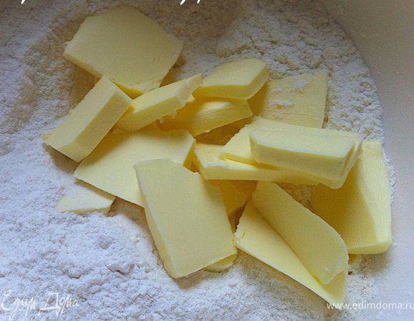 Сразу ставим духовку на разогрев до 200С. Крамбл готовится очень легко и быстро. Муку смешать с сахаром, добавить порезанное на кусочки масло