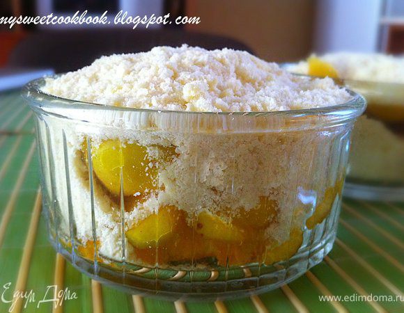 Фрукты засыпаем тестом. Можно с горкой. Тесто при выпекании не поднимется, а наоборот чуть-чуть просядет. Следим, чтобы края крамбла были тщательно закрыты тестом. Если этого не сделать, начинка будет вытекать. 