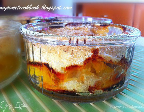 Запекаем 30 минут в духовке. Подавать, присыпав сахарной пудрой. Я думала, что этот крамбл вкусен в горячем виде: сразу с печки на стол...Но как же я ошибалась! Он еще вкуснее, когда остынет и настоится:) Одна порция дожила до следующего дня. Достав ее из холодильника я поняла- как же это вкусно!!!
