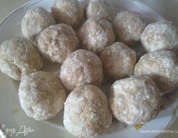 из получившейся массы  накатать шариков