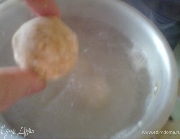 отварить их в подсоленой воде, пока не всплывут. выловить в жаропрочную посуду.