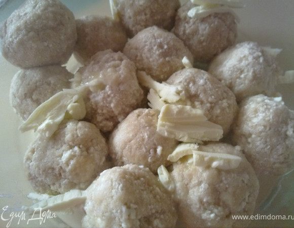 на шарики равномерно разложить масло...