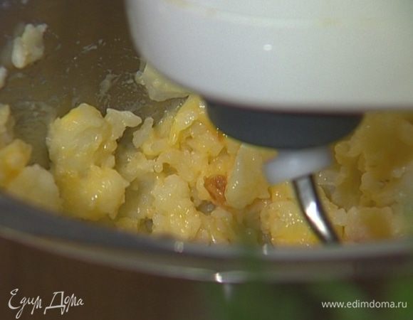 Приготовить тесто: к картофелю добавить яйца, 70 г пшеничной муки и вымешать до однородного состояния (лучше всего в домашнем комбайне с помощью насадки для теста).