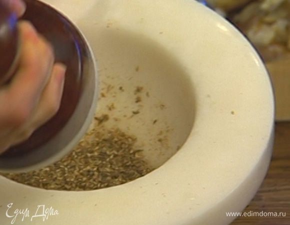 Кардамон, тмин, кориандр, гвоздику и перец растереть в ступке.