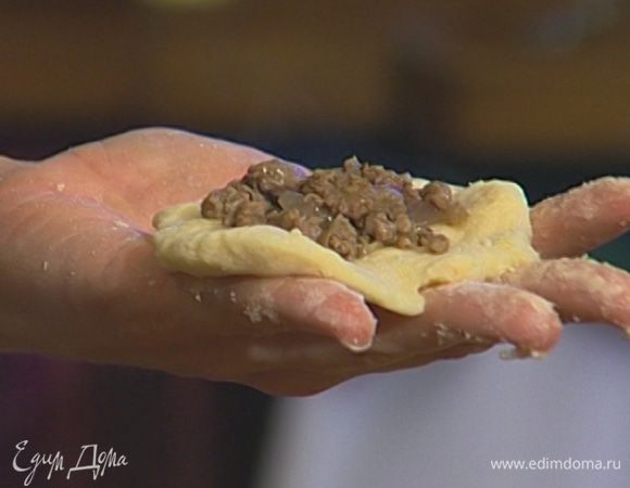 Высыпать на рабочую поверхность оставшуюся муку, сформировать из картофельного теста, обваливая в муке, небольшие кружки, в середину каждого выложить по 1 ч. ложке начинки и слепить края таким образом, чтобы получились круглые лепешки.