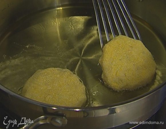 Разогреть в сковороде растительное масло, обвалять каждый пирожок в кукурузной муке и обжарить с обеих сторон до золотистого цвета.