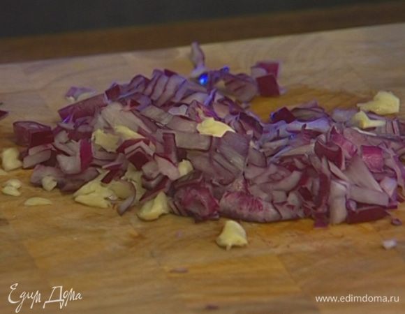 Лук и чеснок почистить и мелко порубить.