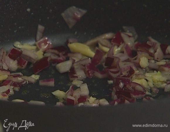 В глубокой сковороде разогреть 1 ст. ложку оливкового масла и обжарить лук и чеснок.