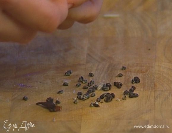 Зерна кардамона, тмин и гвоздику растереть в ступке, добавить к луку с чесноком.