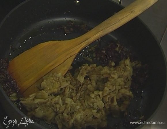 Выложить в сковороду баклажаны, влить еще 1 ст. ложку оливкового масла, посолить и поперчить.