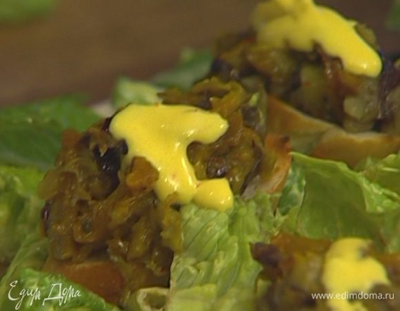 Закуску из баклажанов разложить на подсушенные кусочки хлеба, поместить их на салат, полить оставшейся заправкой, присыпать листьями мяты и кедровыми орехами.