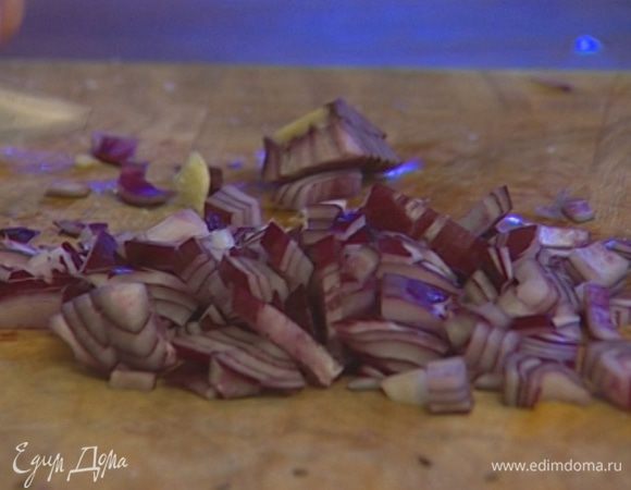 Лук и чеснок почистить и мелко порубить.