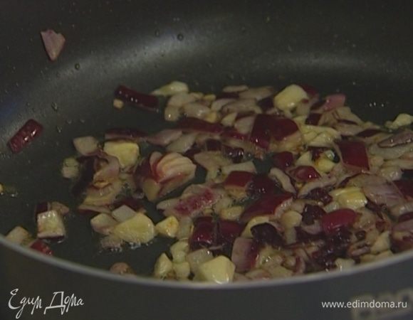 Приготовить хумус: разогреть в сковороде 2 ст. ложки оливкового масла и обжарить лук и чеснок.  