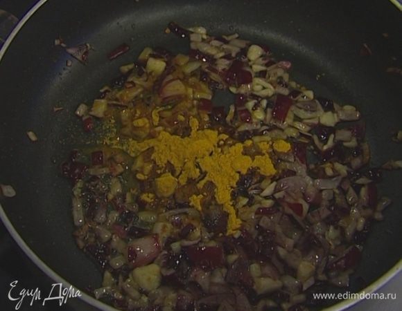 Добавить в сковороду куркуму, корицу, половину отжатого из лаймов сока и фасоль. Перемешать и снять с огня.