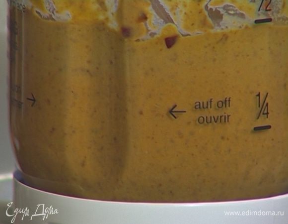 Переложить фасоль в чашу блендера, добавить 1–2 ст. ложки оливкового масла, оставшийся сок лайма, томатную пасту, соль и взбивать, пока масса не станет однородной.