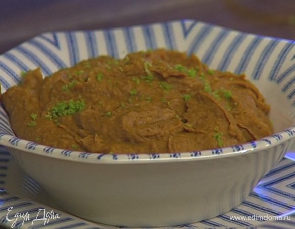 Выложить хумус на тарелку и присыпать цедрой лайма. 