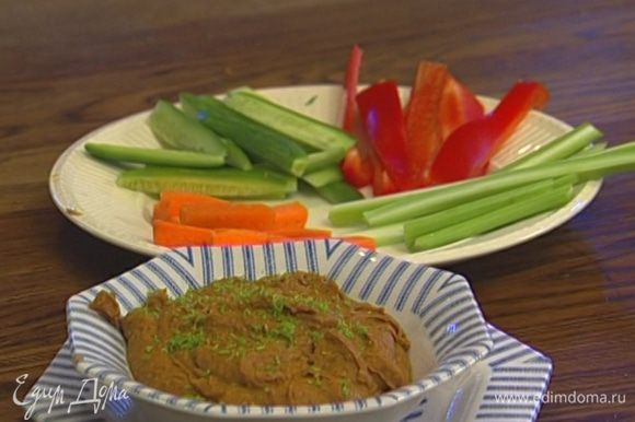 Сладкий перец, огурцы, сельдерей и морковь нарезать «пальчиками» и подавать с хумусом.