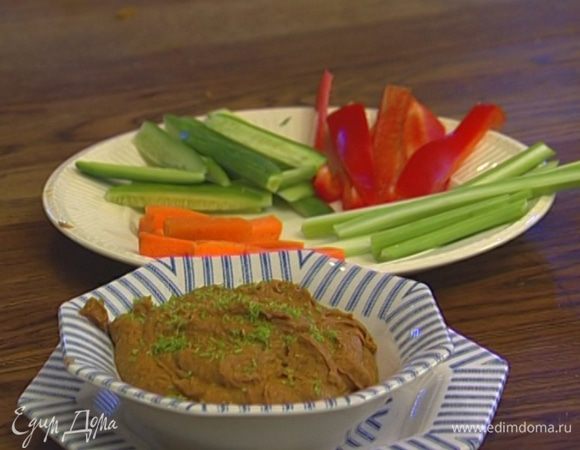 Сладкий перец, огурцы, сельдерей и морковь нарезать «пальчиками» и подавать с хумусом.