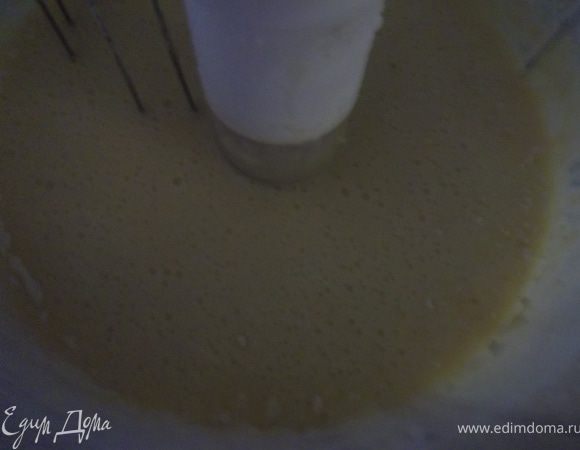 Взбить 150гр сметаны,яйца и сахар