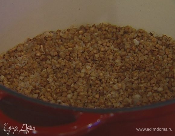 Гречку высыпать в тяжелую кастрюлю, залить кипятком (вода должна едва покрывать крупу), добавить 1/4 ч. ложки соли, накрыть крышкой и поставить на 30 минут в разогретую духовку.