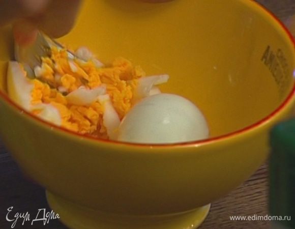Яйца отварить вкрутую, почистить и растереть вилкой в мелкую крошку.