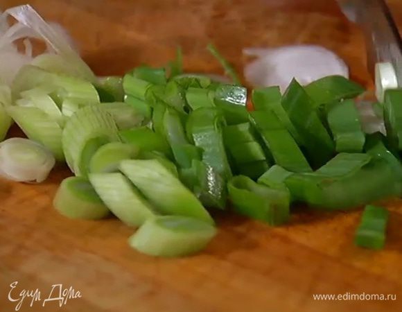 Зеленый лук мелко нарезать.