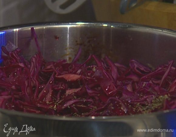 Выложить в сковороду капусту, влить вино и 50 мл уксуса, добавить сахар, 2 ч. ложки прованских трав, корицу и щепотку соли. Все перемешать, накрыть сковороду крышкой и на медленном огне тушить капусту 25–30 минут.