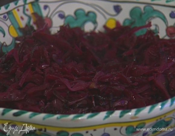 Вынуть палочку корицы и выложить капусту на блюдо. 