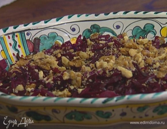 Добавить в салат орехи и изюм, присыпать оставшимися прованскими травами, сбрызнуть уксусом и оливковым маслом.