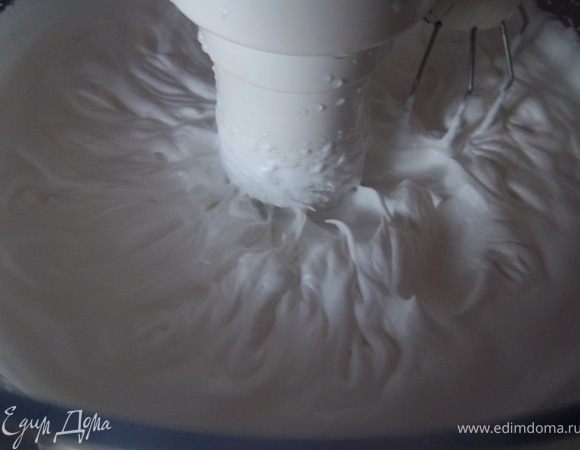 Взбить сливки.Смешать сливки со сметаной и сахарной пудрой