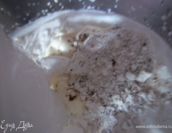 Добавить соду.Осторожно ввести муку.Тесто выложить в форму.