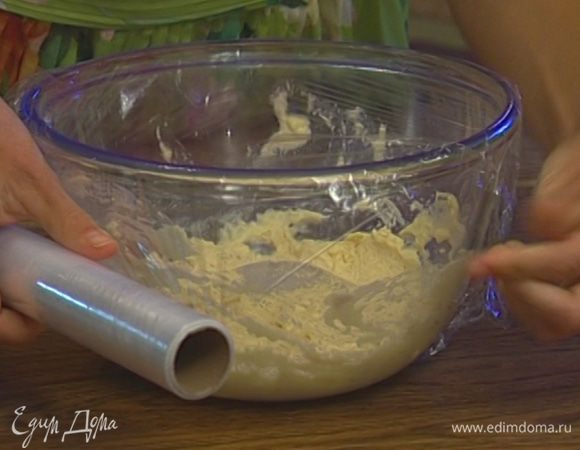 Перемешать 200 г муки с дрожжами, влить 200 мл теплой воды и замесить опару. Затянуть посуду с опарой пленкой и поставить на 2 часа в теплое место.