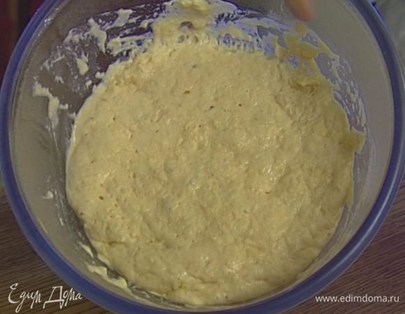 Приготовить основное тесто: готовую опару перемешать с 670 г муки и 100 г сахара.