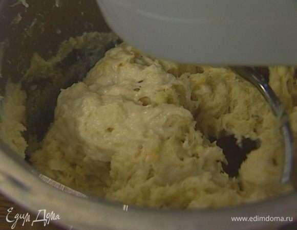 Влить 230 мл холодной воды, добавить соль, яйцо, 85 г предварительно размягченного сливочного масла, кардамон с гвоздикой и мускатный орех. Вымешивать тесто в кухонном комбайне на медленной скорости 8 минут. 