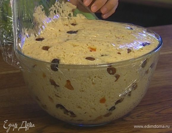 Добавить курагу, изюм и вишню, тесто вымешать, положить в глубокую посуду, затянуть пленкой и поставить в теплое место на 1 час.