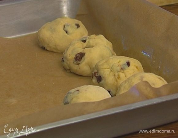Тесто разделить на 24 кусочка, сформировать из них булочки и выложить на противень таким образом, чтобы между ними не осталось свободного места. Накрыть противень влажным полотенцем и оставить еще на 30 минут. 