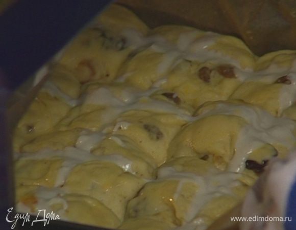 Сделать на булках тупой стороной ножа крестообразные надрезы. С помощью кулинарного мешка наполнить надрезы жидким тестом. 
