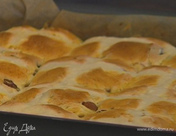 Желток взбить с молоком и смазать булки. Уменьшить температуру в духовке до 180°С и выпекать 30–40 минут.