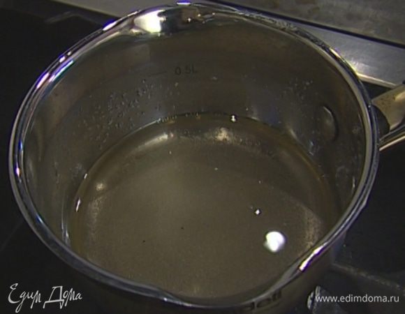 Растворить 100 г сахара в 50 мл воды и слегка прогреть на небольшом огне. Смазать готовые булочки получившимся сиропом.