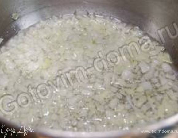 мелко нарезанный лук обжарить в кастрюле на сливочном масле 