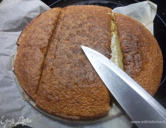 Выпекать 30 мин. при 200С.Разрезать готовый корж вдоль на 3 части.Промазать первый и второй корж сметанным кремом.На верху торта сформировать горку с последнего измельченного коржа,смешанного со сметанным кремом, с добавлением орехов и изюма
