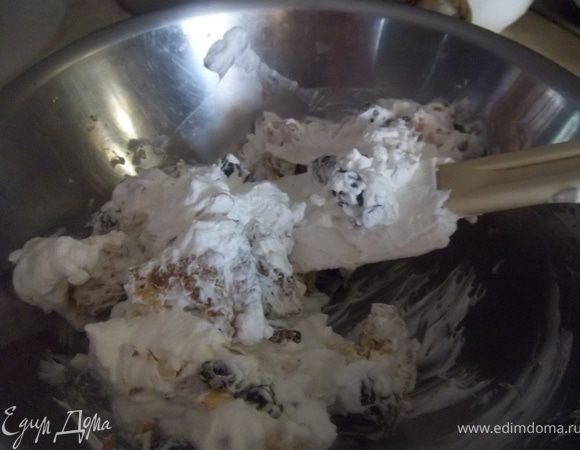 Смешать оставшуюся часть сливок со сметаной и сахарной пудрой