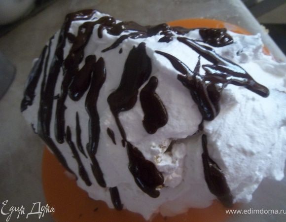 Промазать кремом торт по бокам и полить растопленным шоколадом на водяной бане.