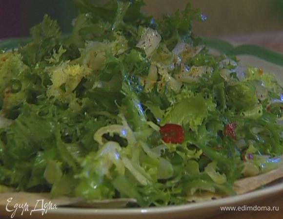 Добавить зеленый лук, кусочки авокадо, приправу для салата, все перемешать.