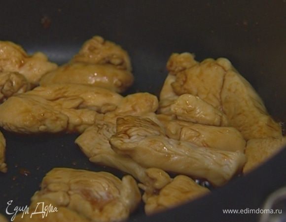 Куриное филе вымыть, просушить бумажным полотенцем, нарезать небольшими кубиками и обжаривать на сковороде без добавления масла 1–2 минуты, затем влить в сковороду соевый соус.