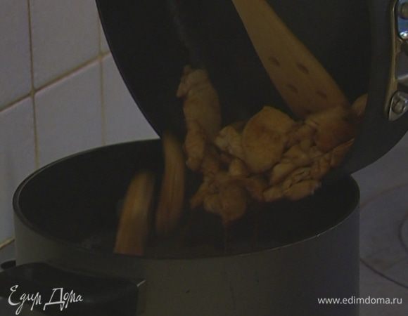 Выложить курицу в суп и варить 4 минуты.