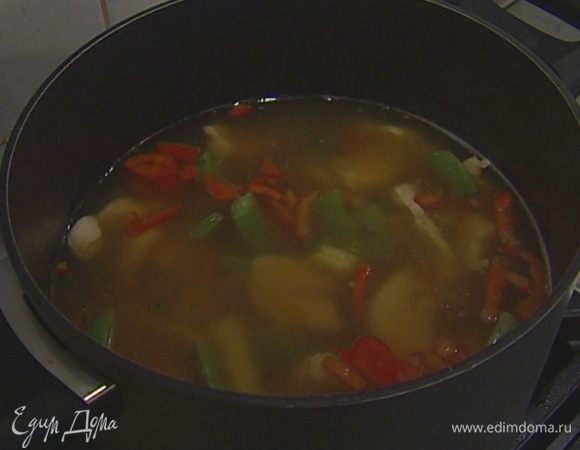 Добавить в суп замороженные овощи и варить несколько минут до готовности.