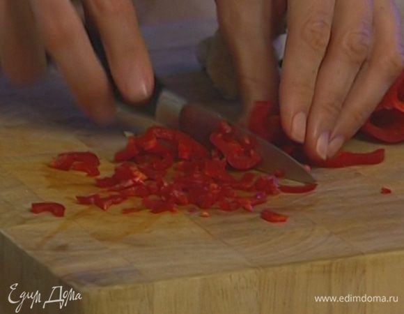 Половинку перца чили, удалив семена, мелко нарезать.