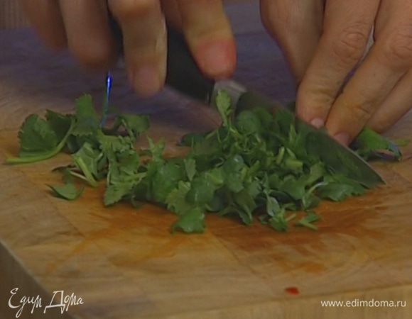 Кинзу мелко порубить.